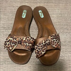 OKA b. Madison Leopard Bow Slide Sandals in Brown size m 7/8